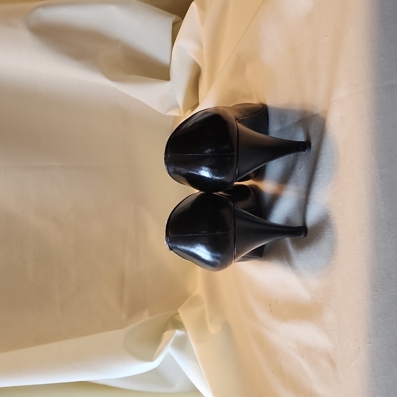 Leather heels with flower embellishments. - Picture 5 of 5